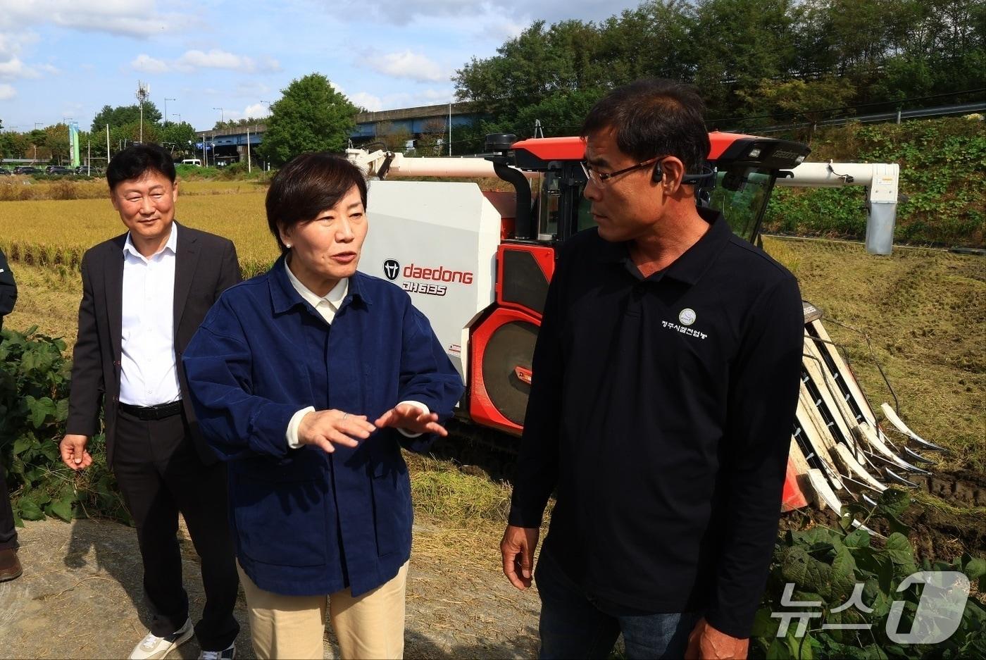 송미령 농림축산식품부 장관은 23일 충북 청주시 청원구 오창읍 소재 청원생명농협쌀조합공동사업법인을 방문해 수확기 쌀 수급 상황을 점검하고, 현장 관계자들의 의견을 들었다. &#40;농식품부 제공&#41; /2025.10.23/