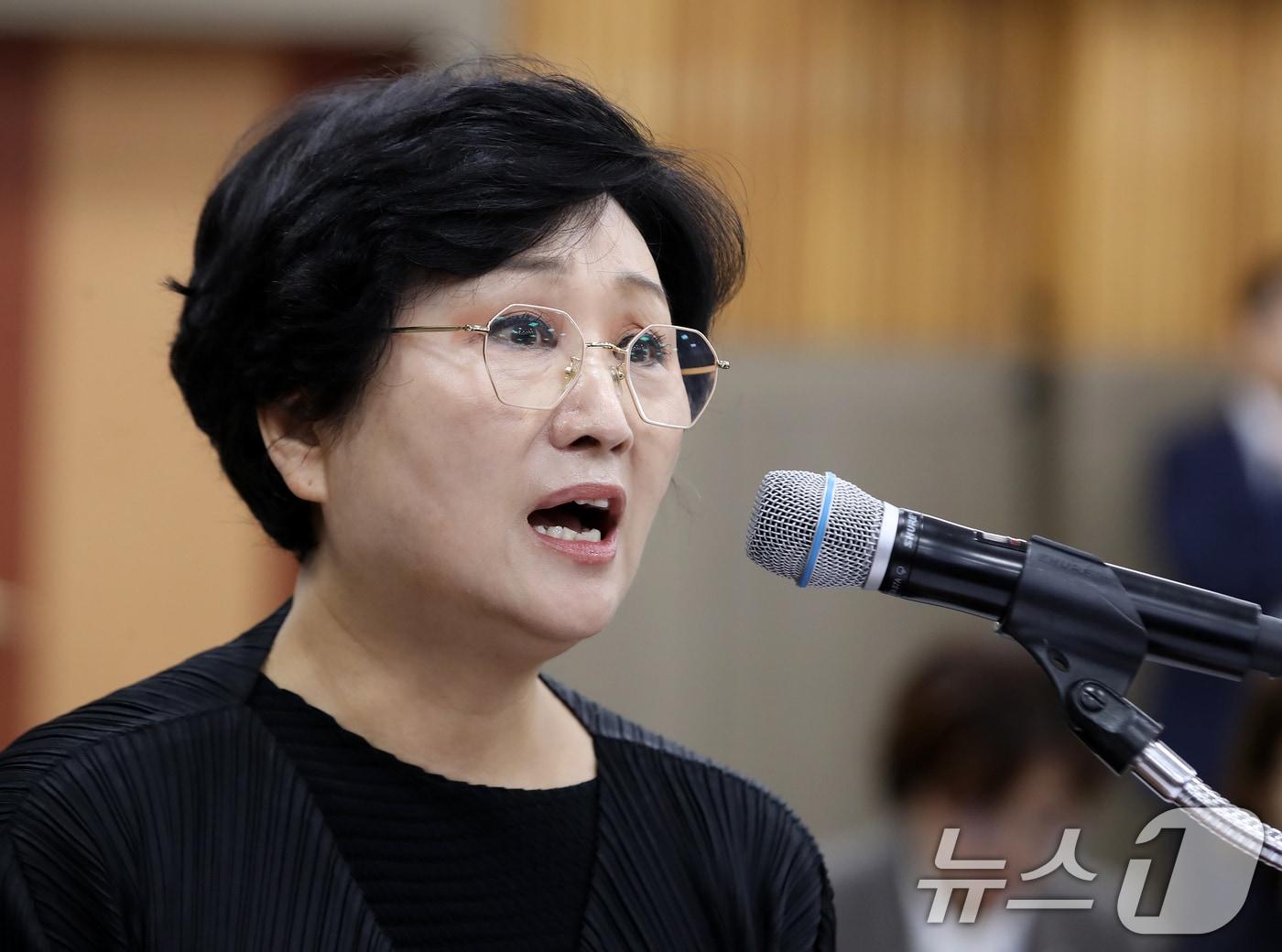 본문 이미지 - 현임숙 브니엘예고 교장이 23일 경남 창원 성산구 경남교육청에서 열린 국회 교육위원회의 경남·울산·부산교육청에 대한 국정감사에서 증인으로 출석해 브니옐예고 학생 사망 사건과 관련한 고민정 더불어민주당 의원 질의에 답하고 있다. 2025.10.23/뉴스1 ⓒ News1 윤일지 기자