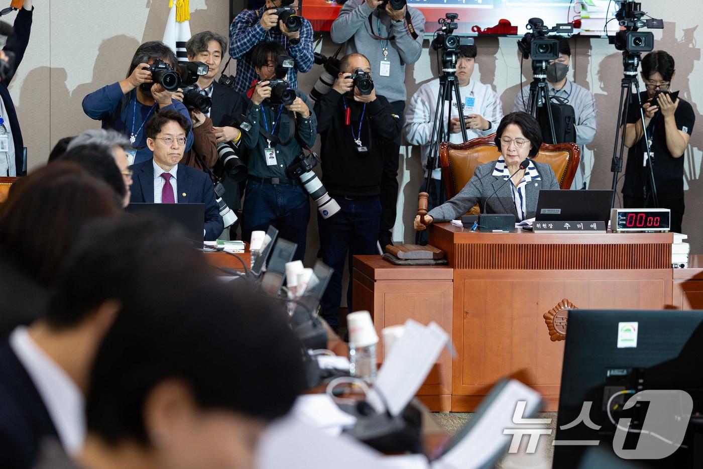 추미애 국회 법제사법위원장이 23일 서울 여의도 국회에서 열린 제429회 국회&#40;정기회&#41; 법제사법위원회 제11차 전체회의에서 의사봉을 두드리고 있다. 2025.10.23/뉴스1 ⓒ News1 유승관 기자