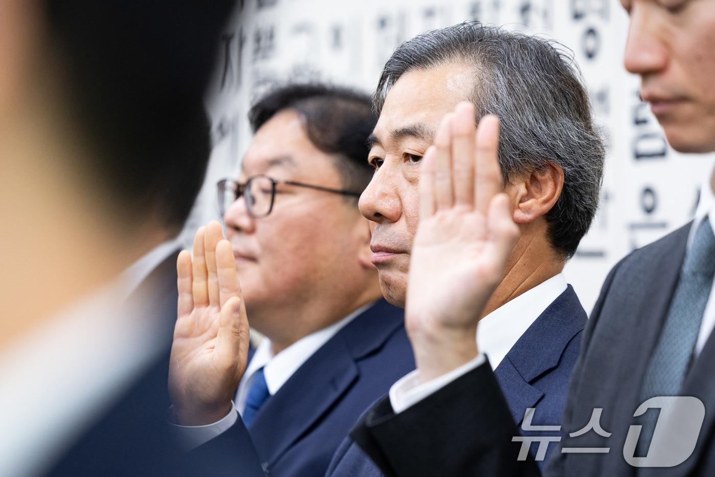 윤재순 전 대통령비서실 총무비서관을 비롯한 증인들이 지난 10월 23일 서울 여의도 국회에서 열린 법제사법위원회의 서울고등검찰청 등에 대한 국정감사에서 증인 선서를 하고 있다./뉴스1 ⓒ News1 유승관 기자