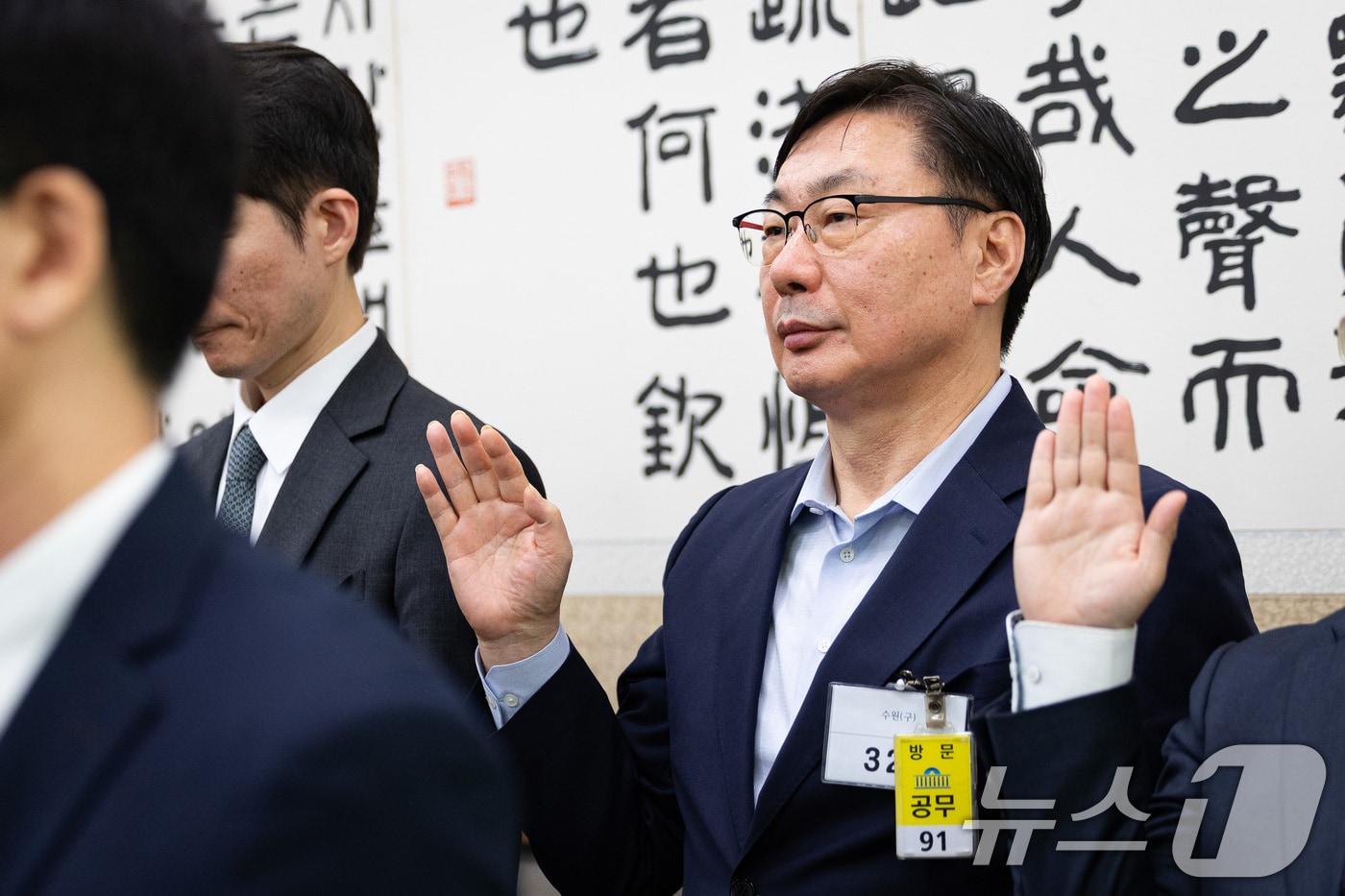 이화영 전 경기도 평화부지사가 23일 서울 여의도 국회에서 열린 법제사법위원회의 서울고등검찰청 등에 대한 국정감사에서 증인 선서를 하고 있다. 2025.10.23/뉴스1 ⓒ News1 유승관 기자