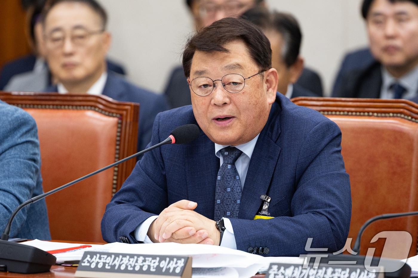 박성효 소상공인시장진흥공단 이사장이 23일 서울 여의도 국회에서 열린 산업통상자원중소벤처기업위원회의 중소벤처기업진흥공단 등에 대한 국정감사에서 의원 질의에 답하고 있다. 2025.10.23/뉴스1 ⓒ News1 유승관 기자