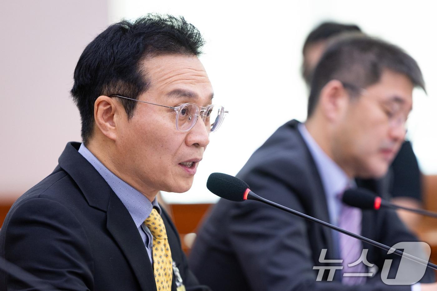 유현석 한국콘텐츠진흥원장 직무대리가 23일 서울 여의도 국회에서 열린 문화체육관광위원회의 한국콘텐츠진흥원 등에 대한 국정감사에서 의원 질의에 답하고 있다. 2025.10.23/뉴스1 ⓒ News1 유승관 기자