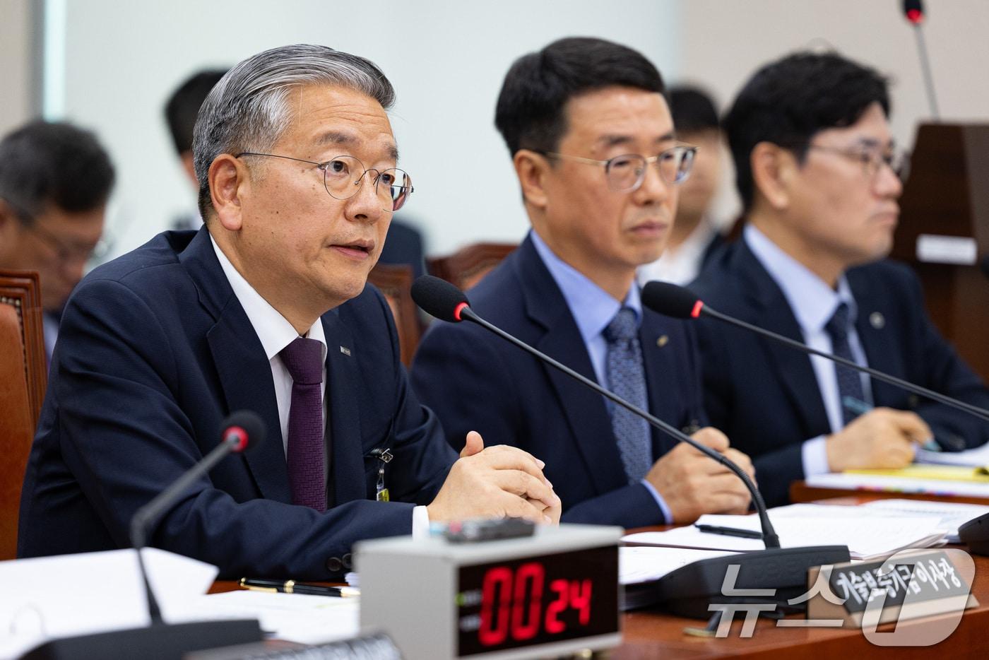 김종호 기술보증기금 이사장&#40;왼쪽&#41;과 원영준 신용보증재단중앙회장&#40;가운데&#41;가 3일 서울 여의도 국회에서 열린 산업통상자원중소벤처기업위원회의 중소벤처기업진흥공단 등에 대한 국정감사에 자리하고 있다. 2025.10.23/뉴스1 ⓒ News1 유승관 기자