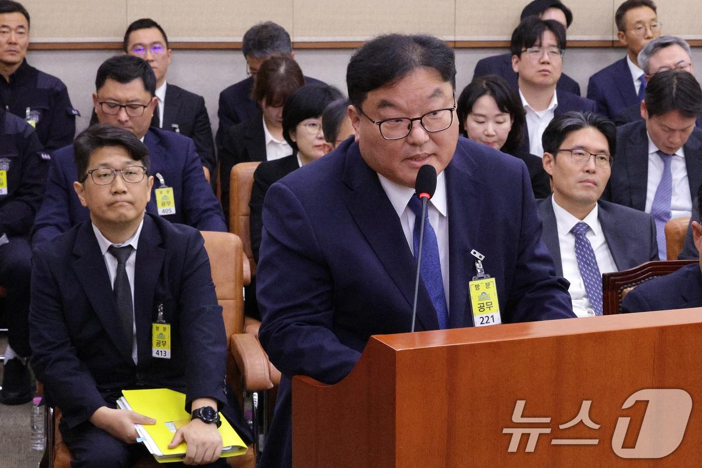 엄희준 광주고검 검사가 23일 서울 여의도 국회 법제사법위원회에서 열린 서울고등검찰청·서울중앙지방검찰청 등에 대한 국정감사에서 의원 질의에 답변하고 있다. 왼쪽은 문지석 광주지검 부장검사. 2025.10.23/뉴스1 ⓒ News1 신웅수 기자