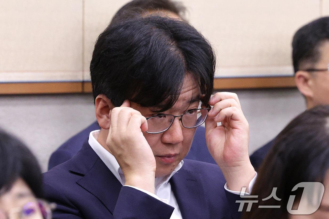 본문 이미지 - 최재현 검사가 지난해 10월 23일 서울 여의도 국회 법제사법위원회에서 열린 서울고등검찰청·서울중앙지방검찰청 등에 대한 국정감사에서 안경을 고쳐쓰고 있는 모습. 2025.10.23/뉴스1 ⓒ News1 신웅수 기자