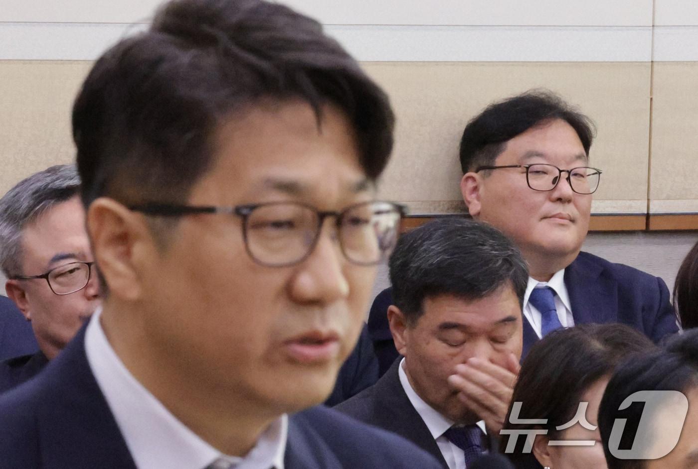 문지석 광주지검 부장검사가 23일 서울 여의도 국회 법제사법위원회에서 열린 서울고등검찰청·서울중앙지방검찰청 등에 대한 국정감사에서 의원 질의에 답변하고 있다. 오른쪽은 엄희준 광주고검 검사./뉴스1 ⓒ News1 신웅수 기자