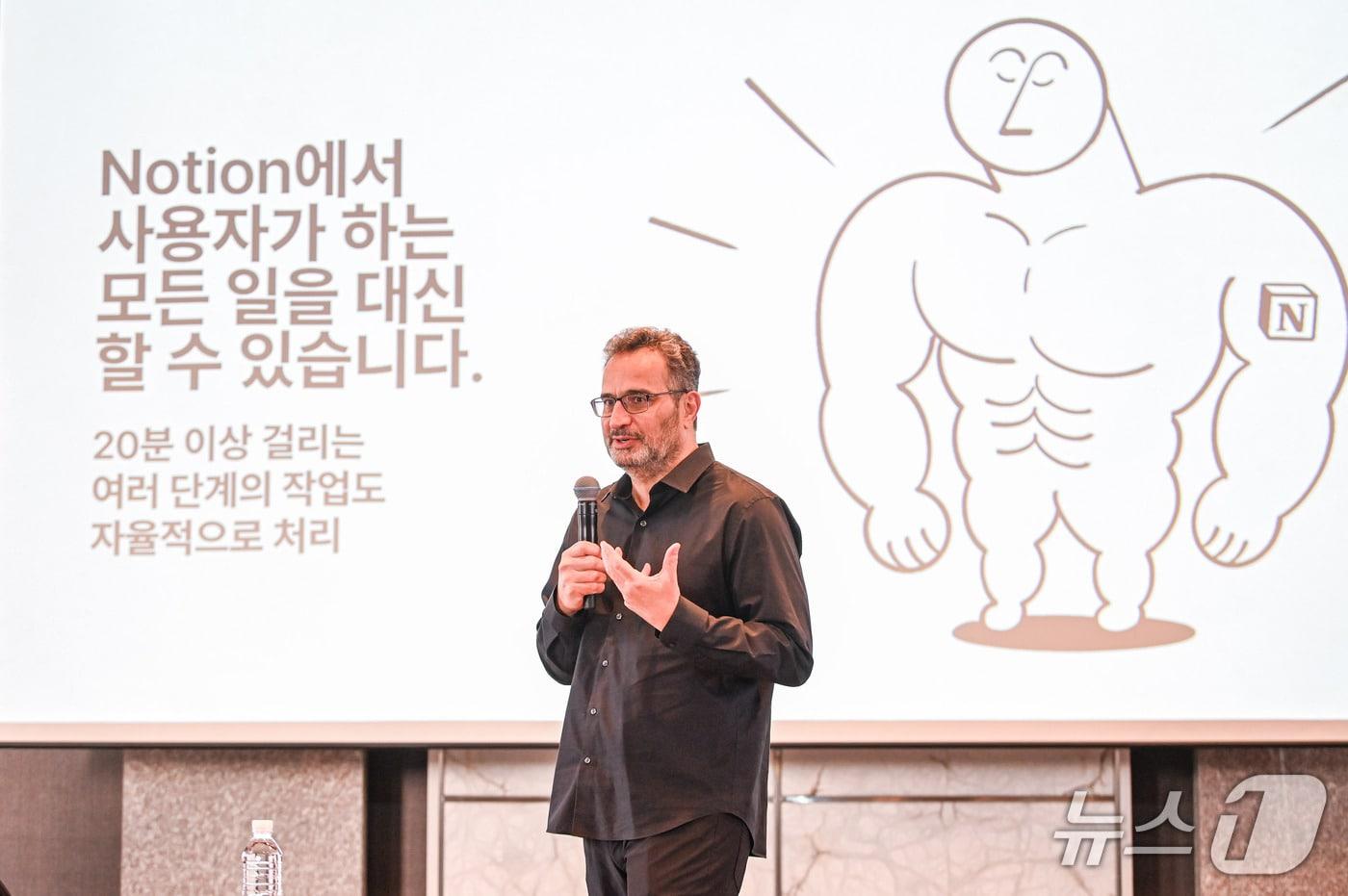 본문 이미지 - 퍼지 코스로우샤히(Fuzzy Khosrowshahi) 노션(Notion) 최고기술책임자(CTO) 서울 중구 더플라자호텔에서 열린 Make with Notion 2025 기자간담회서 발언하고 있다. 2025.10.23