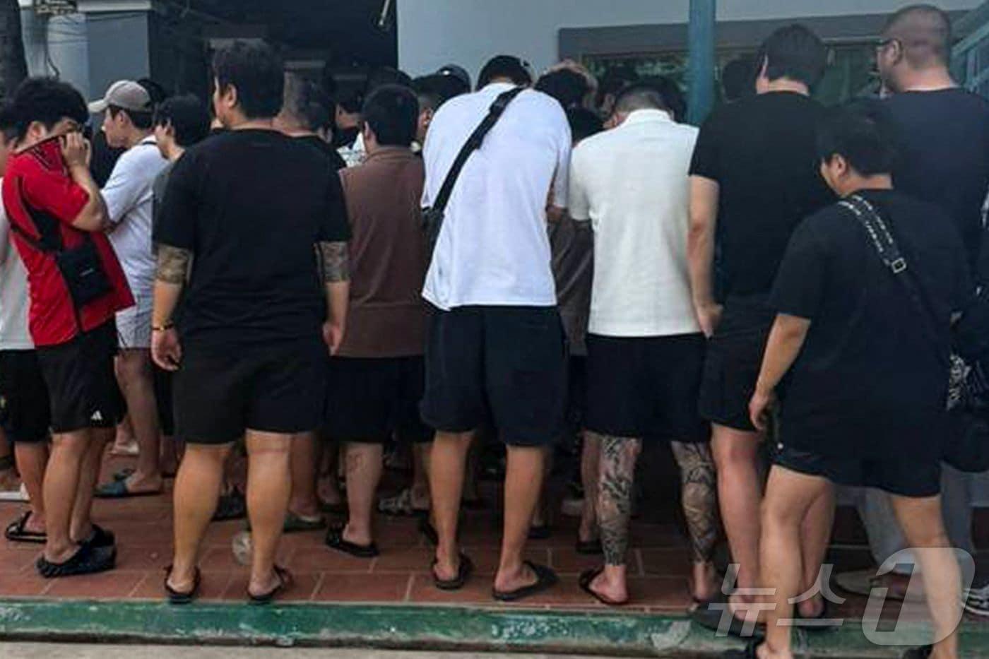 캄보디아 당국은 22일(현지시간) 프놈펜의 한 건물을 급습해 온라인 사기 혐의로 한국인 57명을 체포했다고 밝혔다.ⓒ AFP=뉴스1 ⓒ News1 김경민 기자