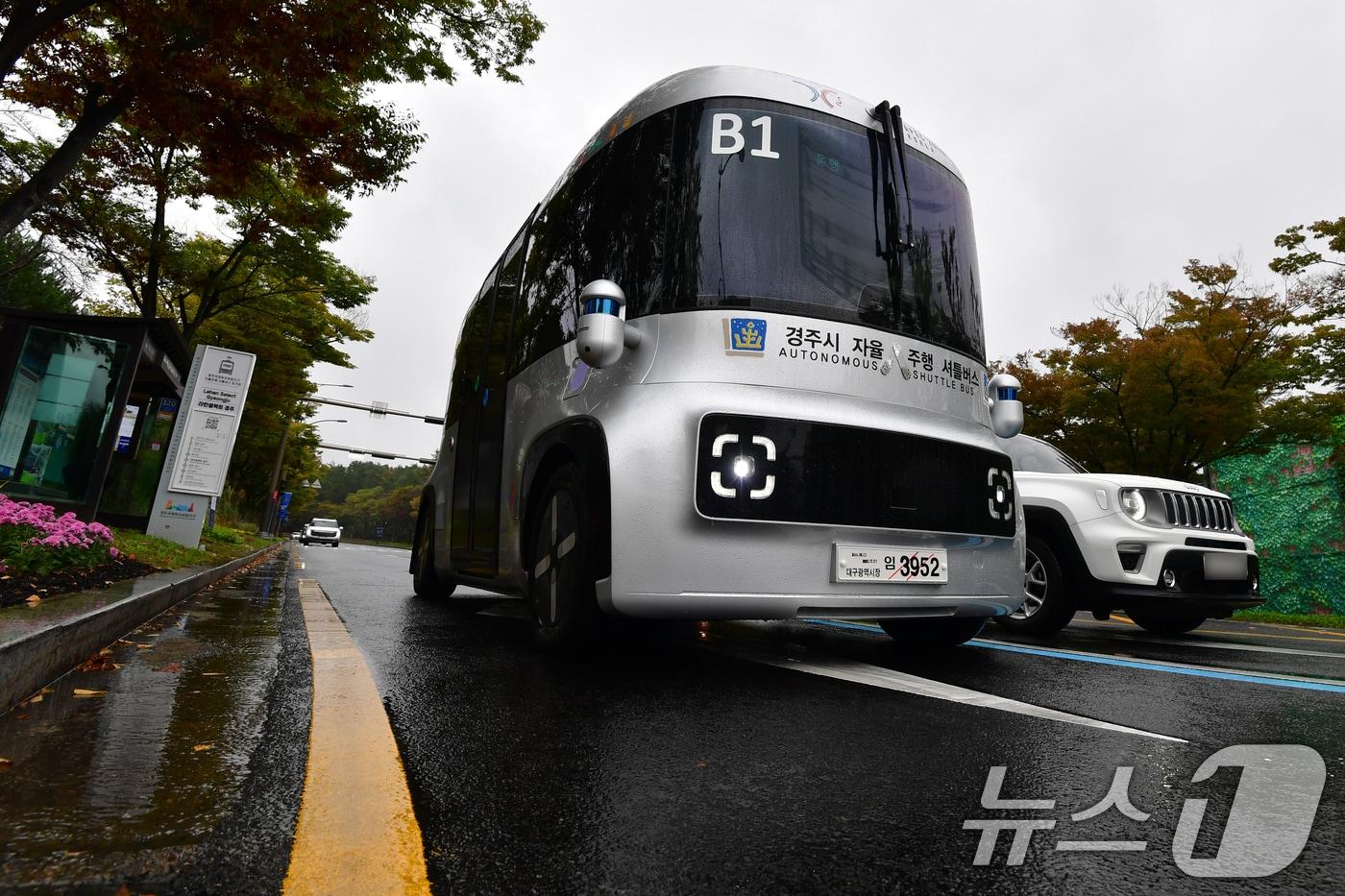 APEC 2025 정상회의를 앞둔 23일 경북 경주시 정상회의장인 보문단지 일원에서 자율주행 셔틀버스가 운행되고 있다. 2025.10.23/뉴스1 ⓒ News1 최창호 기자
