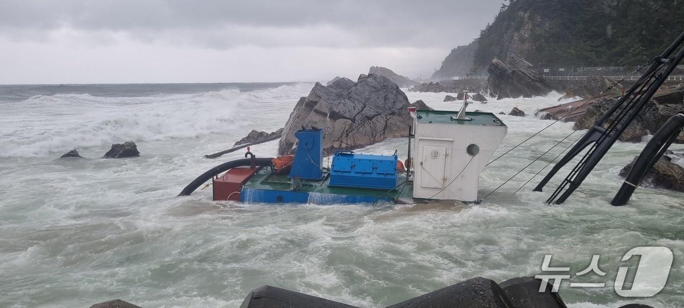 강릉 심곡항에 좌초된 수상작업용 준설선.&#40;강릉해경 제공, 재판매 및 DB금지&#41;