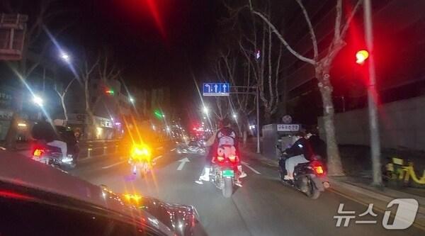 본문 이미지 - 지난 3월 오토바이와 수입차를 탄 폭주족이 대구 북구 도로에서 차선을 넘나들며 위험 운전을 했다. (대구 북부경찰서 제공. 재판매 및 DB금지)