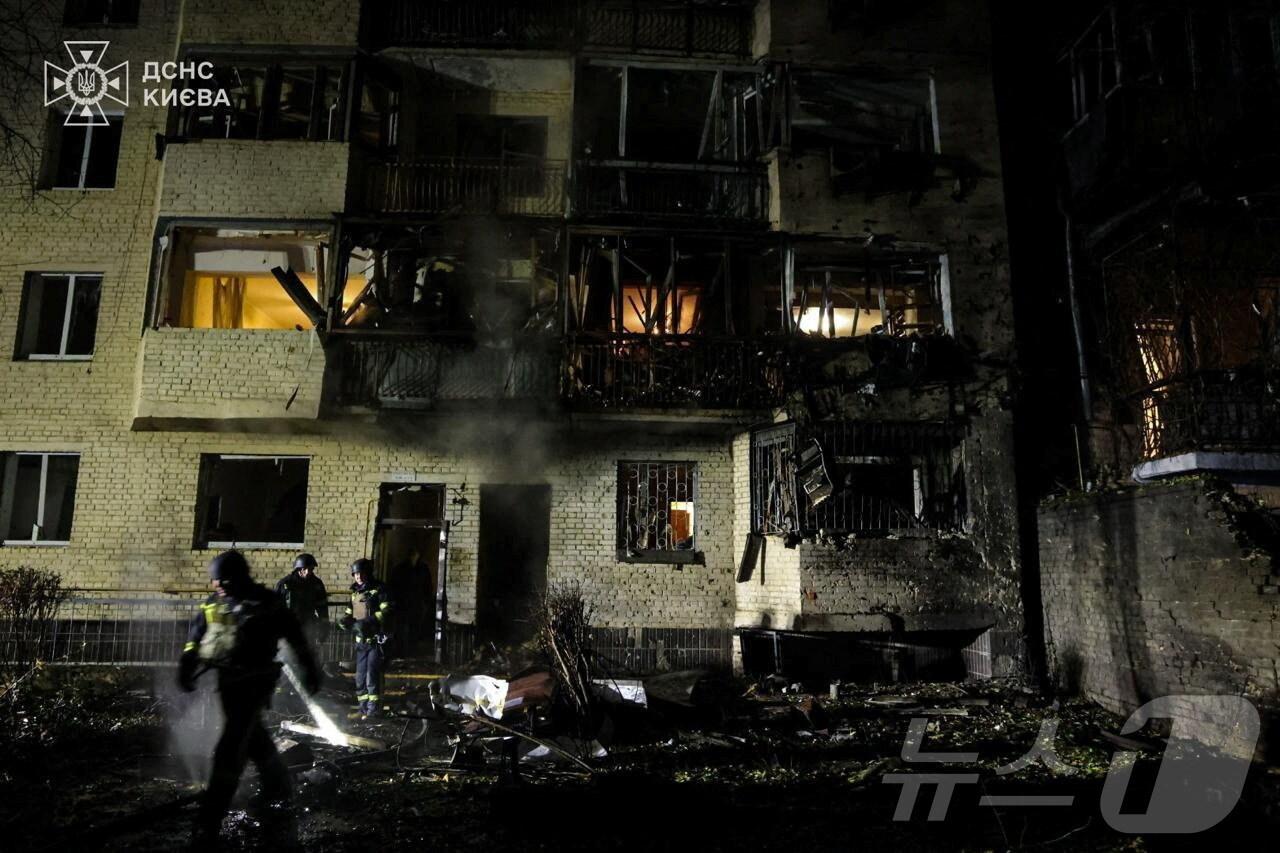 본문 이미지 - 22일&#40;현지시간&#41; 러시아의 드론 공격으로 피해를 입은 우크라이나 키이우 아파트 건물 현장에서 구조대원들이 작업을 벌이고 있다. ⓒ 로이터=뉴스1 ⓒ News1 권영미 기자