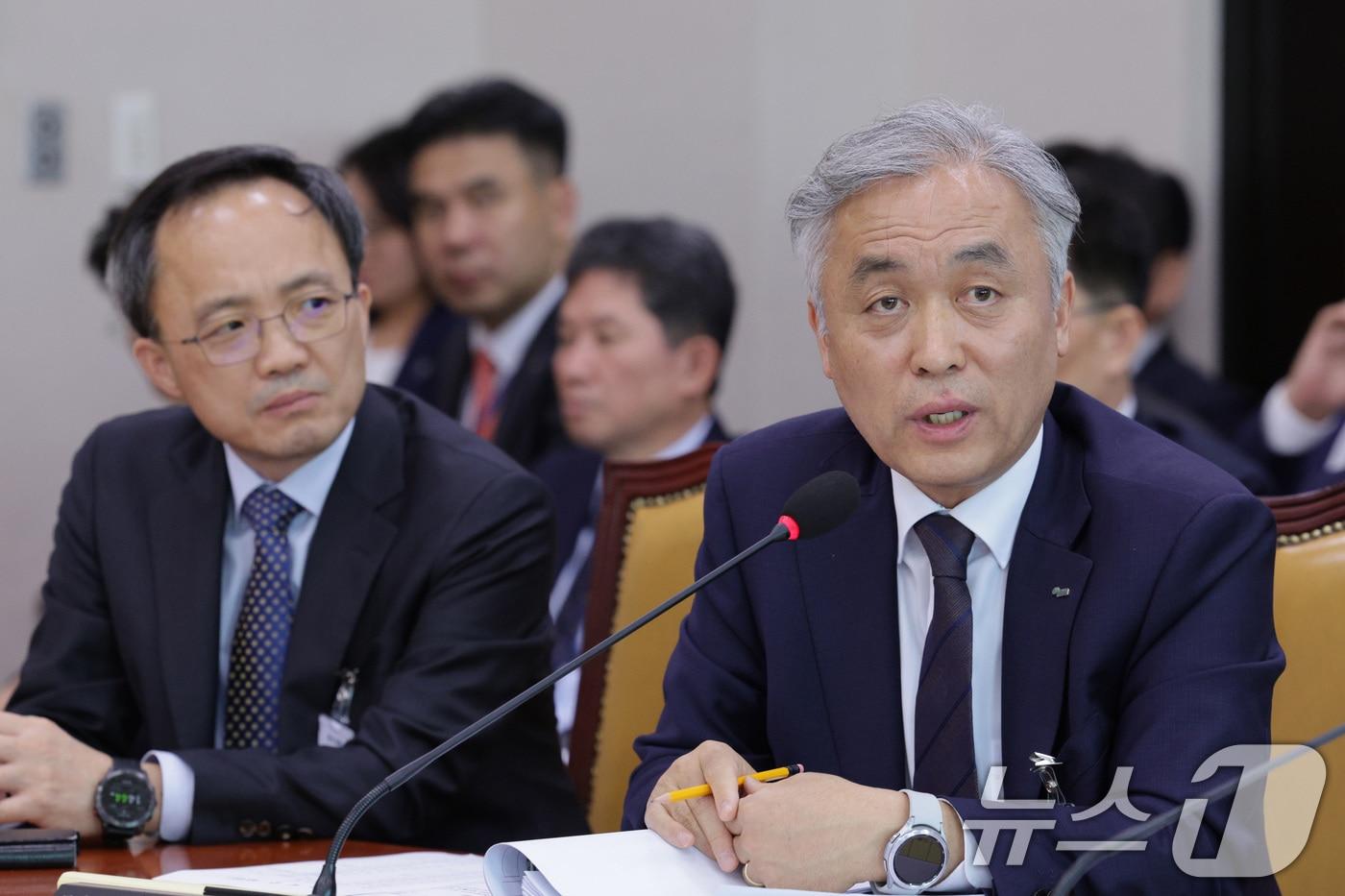 윤명규 주택도시보증공사 사장 직무대행이 23일 서울 여의도 국회에서 열린 국토교통위원회 한국부동산원 등에 대한 국정감사에 출석해 의원 질의에 답변하고 있다. 2025.10.23/뉴스1 ⓒ News1 신웅수 기자