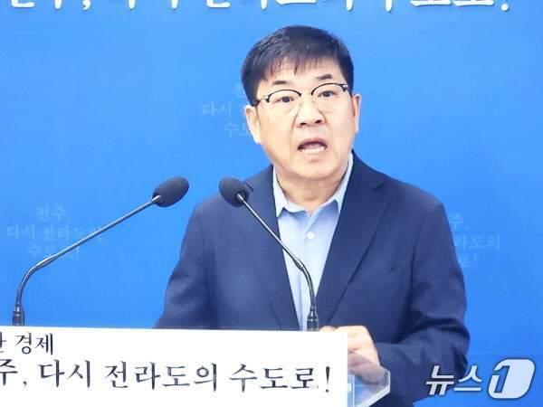 본문 이미지 - 이영섭 전주시 자원순환녹지국장이 23일 브리핑을 갖고 &#39;전주권 광역소각장 신규 건립사업&#39;의 추진 방향에 대해 설명하고 있다./뉴스1