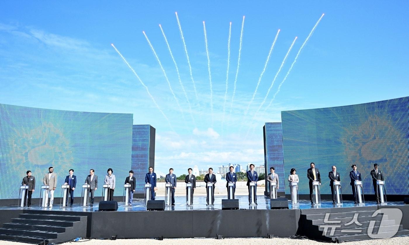 23일 킨텍스 제3전시장 착공식에서 참석자들이 터치버튼 세레모니를 하고 있다. (킨텍스 제공, 재판매 및 DB금지)