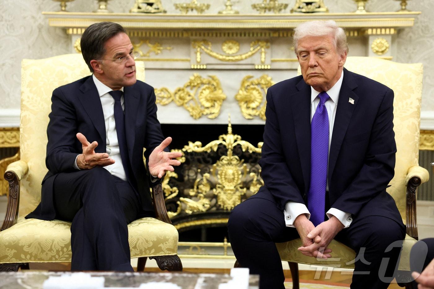 마르크 뤼터 북대서양조약기구&#40;NATO&#41; 사무총장이 22일&#40;현지시간&#41; 미국 백악관에서 도널드 트럼프와 회담을 하고 있다. 2025.10.22./뉴스1 ⓒ 로이터=뉴스1 ⓒ News1 이창규 기자