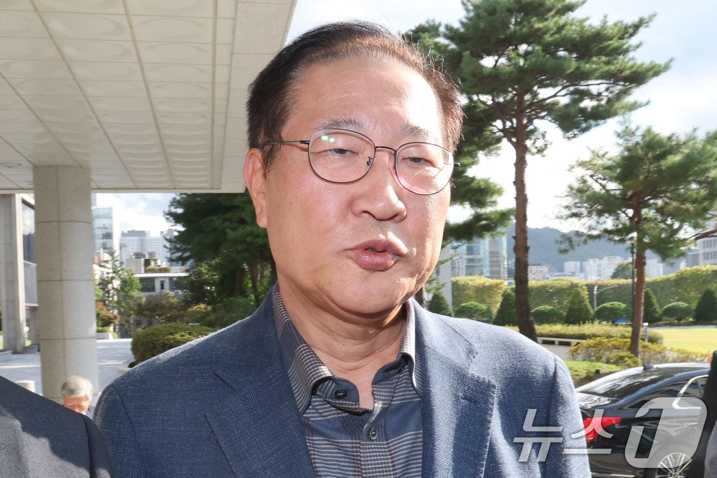 박성재 전 법무부 장관이 23일 구속영장 기각 이후 첫 조사를 받기 위해 서울 서초구 서울고등검찰청 내란 특검에 출석하고 있다. 박 전 장관은 비상계엄 직후 &#39;합동수사본부 검사 파견 검토 지시&#39;와 &#39;구치소 수용 공간 확인&#39; &#39;출국 금지팀 호출&#39; 등을 지시한 혐의를 받고 있다./뉴스1 ⓒ News1 이광호 기자