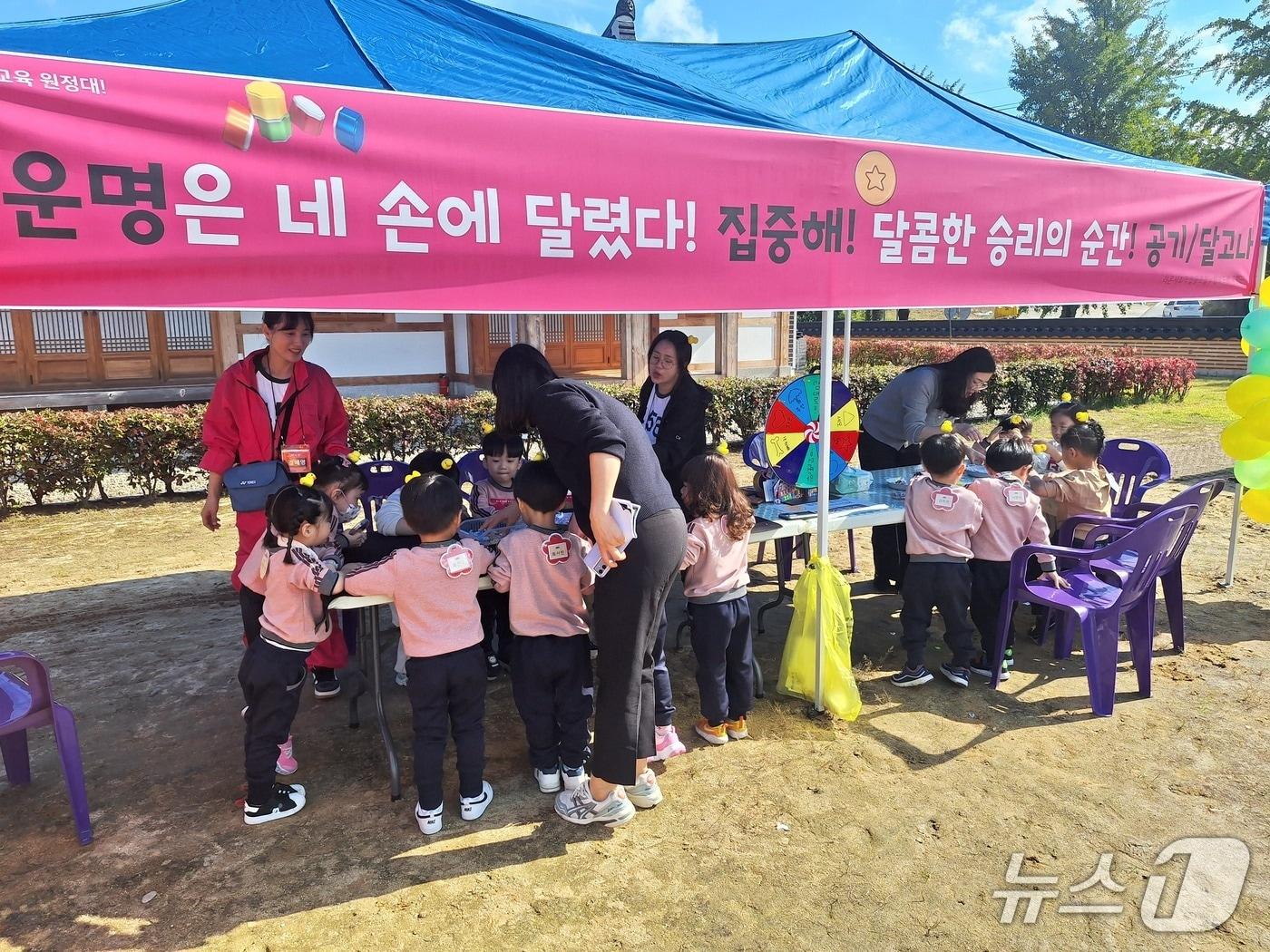 본문 이미지 - '찾아가는 팝업놀이터' 운영 장면(옥천군 제공. 재판매 및 DB금지) /뉴스1 