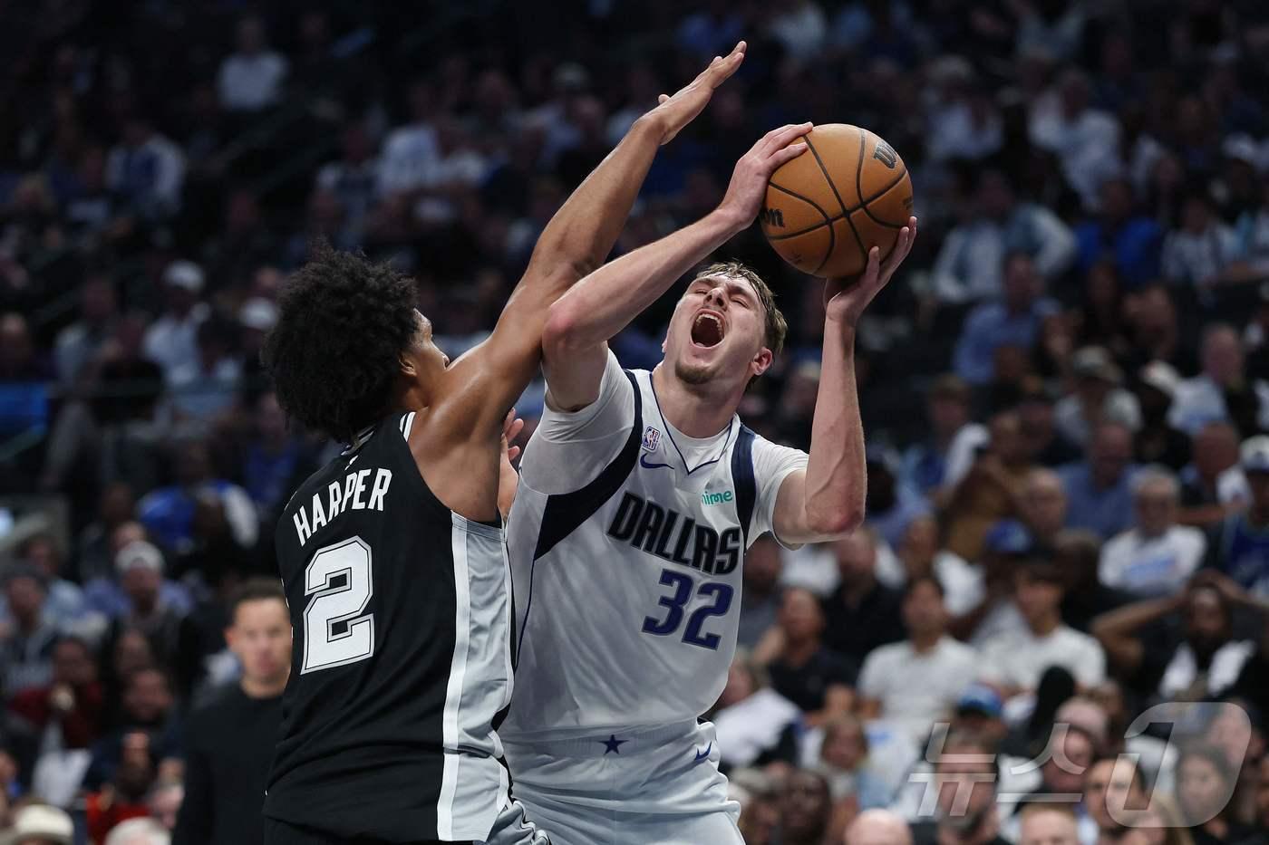 쿠퍼 플래그&#40;오른쪽&#41;가 혹독한 NBA 데뷔전을 치렀다. ⓒ AFP=뉴스1