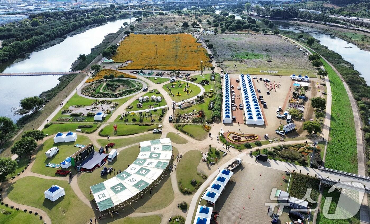 본문 이미지 - 23일 오후 대구 북구 금호강 하중도가 '2025 대구정원박람회'를 앞두고 가을이 곱게 물들고 있다. 대구정원박람회는 '케이(K)-가든의 미래, 대구에서 찾다!'를 주제로 24~28일 금호강 하중도 일원에서 열린다. 2025.10.23/뉴스1 ⓒ News1 공정식 기자