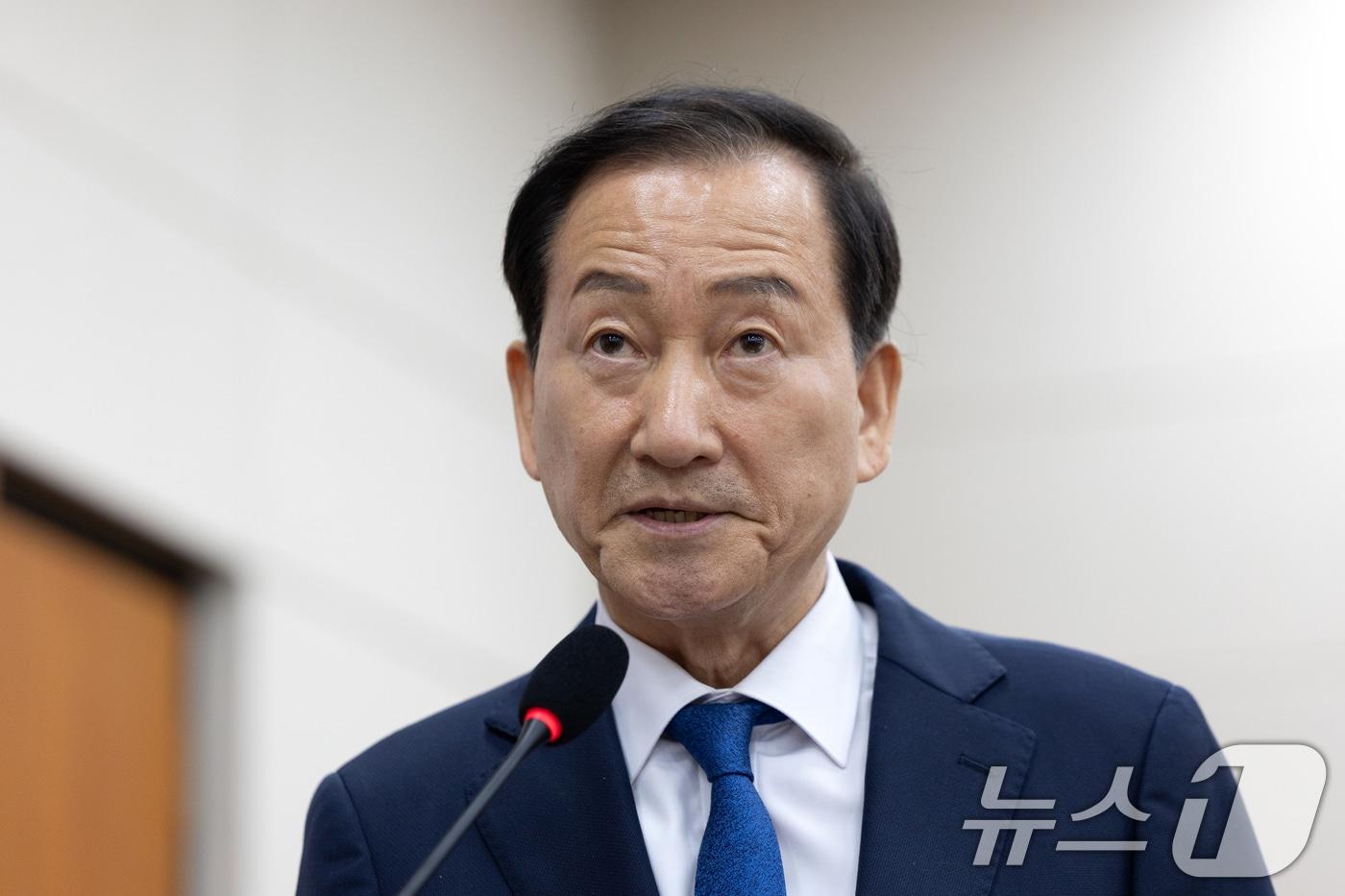 류희림 전 방송통신심의위원장이 23일 서울 여의도 국회에서 열린 과학기술정보방송통신위원회 한국방송공사 등에 대한 국정감사에 출석해 증인선서 거부 이유를 밝히고 있다. 2025.10.23/뉴스1 ⓒ News1 이승배 기자