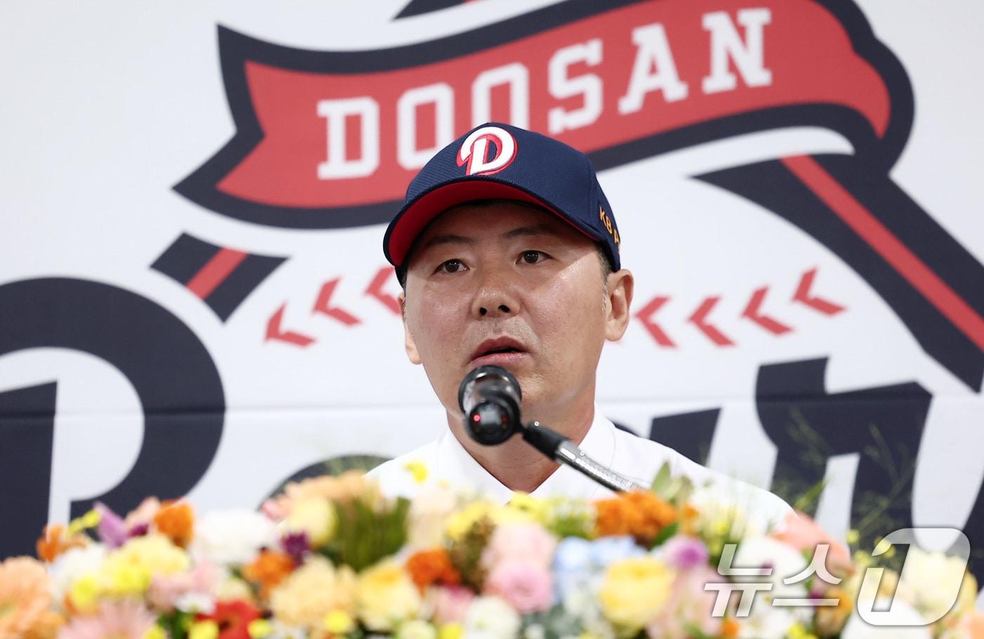 김원형 두산 베어스 신임 감독이 23일 서울 잠실야구장에서 열린 취임식에서 취임소감을 말하고 있다. 김 감독의 계약 조건은 계약기간 2+1년, 총액 20억 원(계약금 5억 원·연봉 5억 원)이다. 2025.10.23/뉴스1 ⓒ News1 김성진 기자