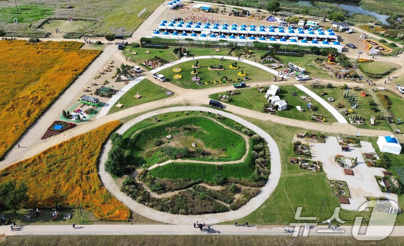 본문 이미지 - '정원박람회'를 앞둔 23일 대구 북구 금호강 하중도가 가을 색깔로 곱게 물들었다. 대구정원박람회는 '케이(K)-가든의 미래, 대구에서 찾다'를 주제로 24~28일 열린다. 2025.10.23/뉴스1 ⓒ News1 공정식 기자