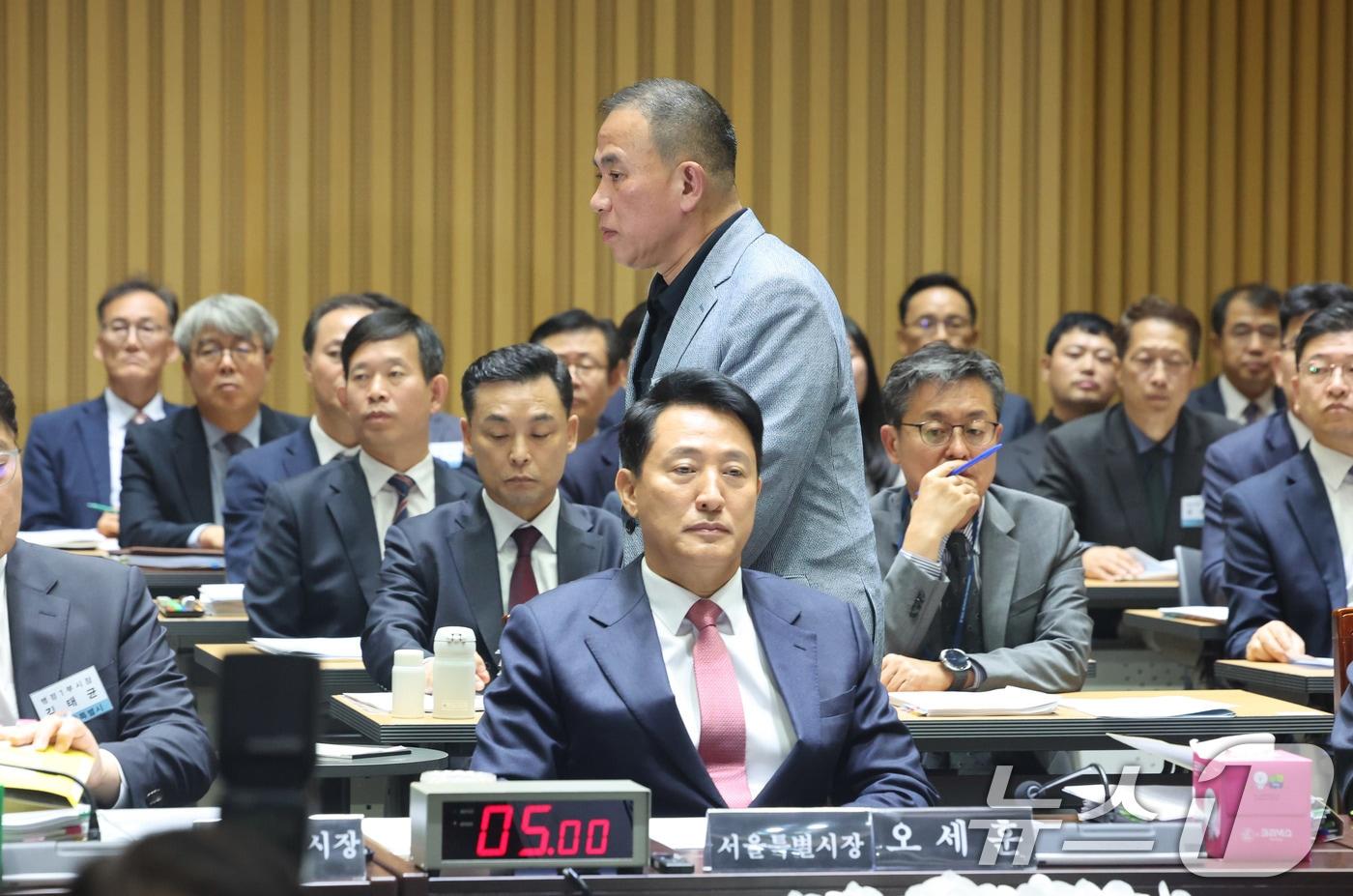 '정치 브로커' 명태균씨가 23일 오후 서울 중구 서울시청에서 열린 국회 행정안전위원회 서울시청 국정감사에서 권칠승 더불어민주당 의원 질의에 답변하기 위해 발언대로 향하고 있다. 2025.10.23/뉴스1 ⓒ News1 황기선 기자