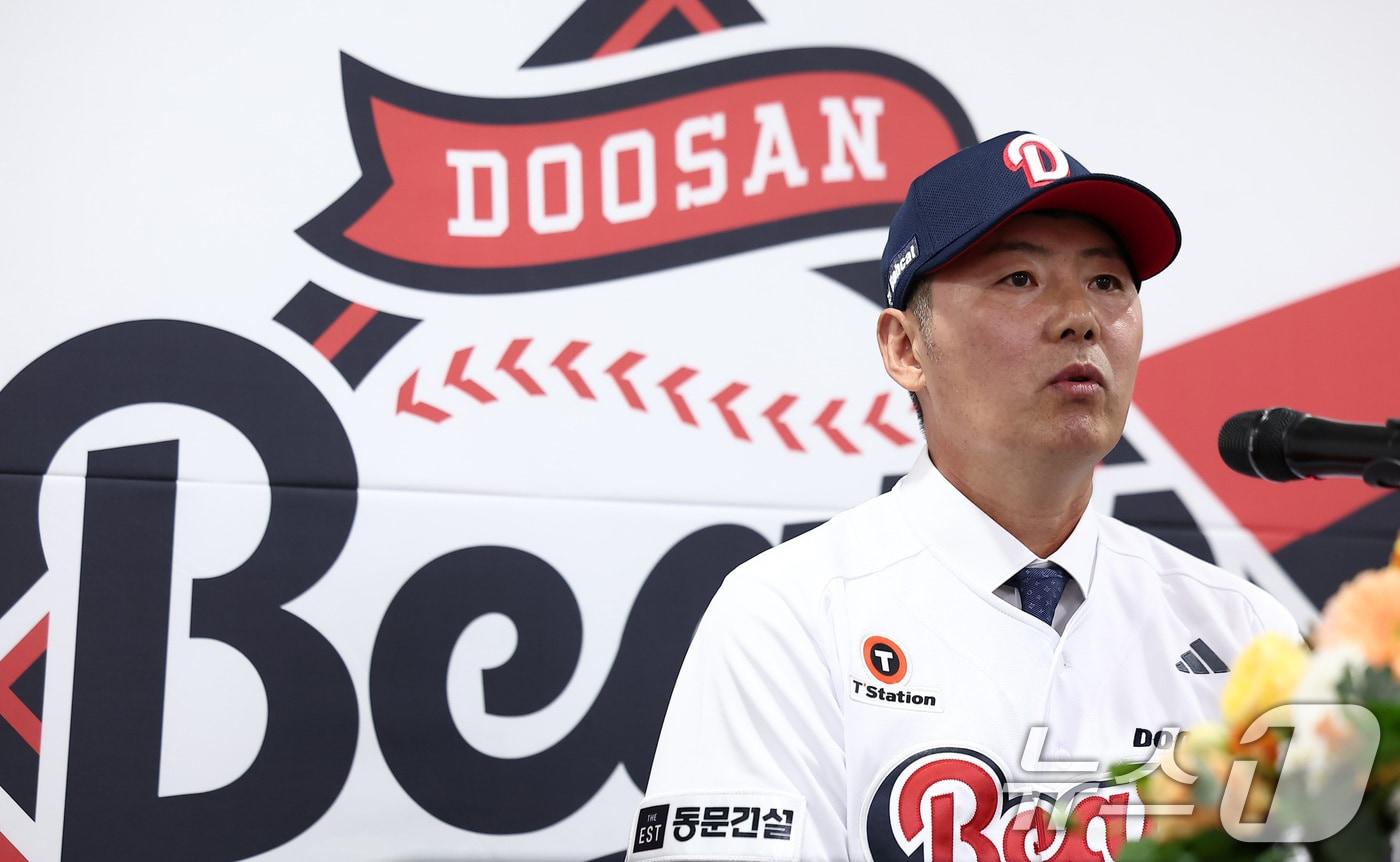 김원형 두산 베어스 신임 감독이 23일 서울 잠실야구장에서 열린 취임식에서 취임소감을 말하고 있다. 김 감독의 계약 조건은 계약기간 2+1년, 총액 20억 원(계약금 5억 원·연봉 5억 원)이다. 2025.10.23/뉴스1 ⓒ News1 김성진 기자