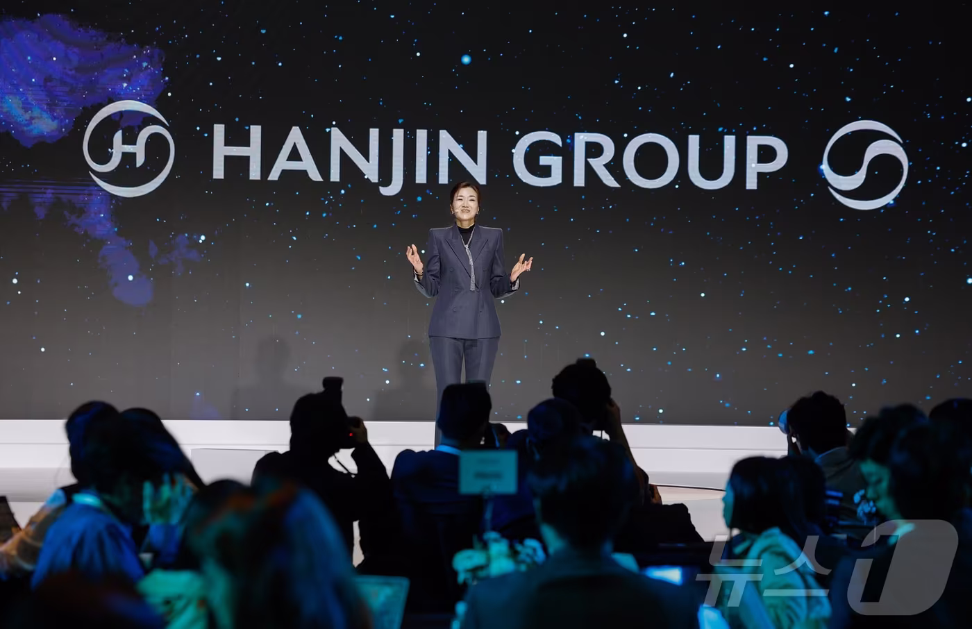 조현민 한진 사장이 23일 서울 용산구 그랜드하얏트호텔에서 열린 한진그룹 80주년 기념식 매체설명회에서 한진그룹 미래전략 및 새로운 CI에 대해 브리핑을 하고 있다. 2025.10.23/뉴스1 ⓒ News1 안은나 기자