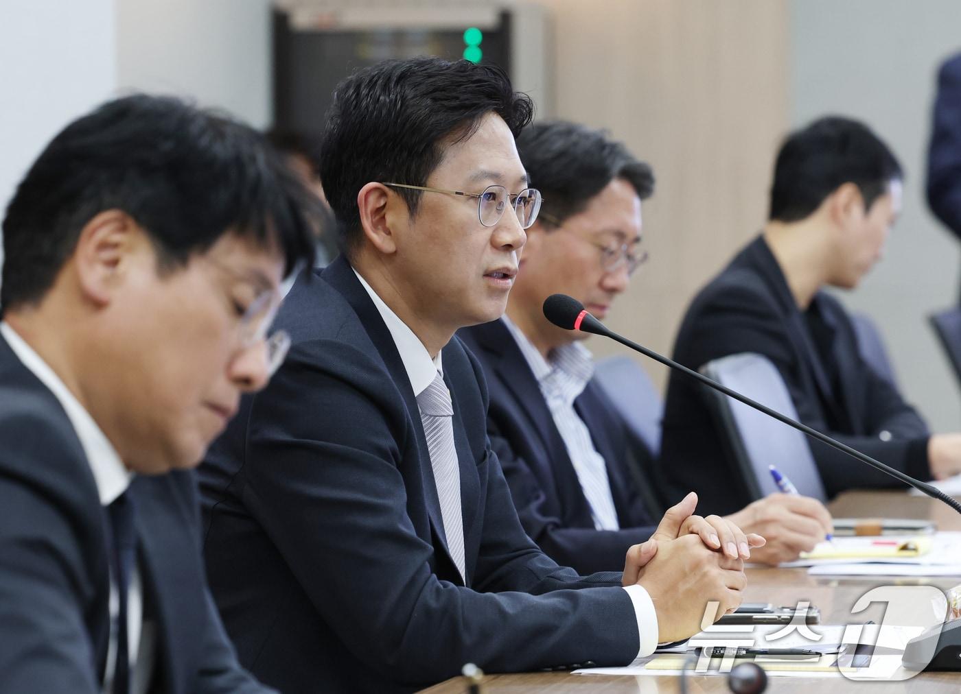 본문 이미지 - 배경훈 부총리 겸 과학기술정보통신부 장관이 23일 경기 성남시 분당구 인공지능안전연구소에서 열린 &#39;AI 안전·신뢰 확보를 위한 산학연 전문가 간담회&#39;에서 인사말을 하고 있다. 2025.10.23/뉴스1 ⓒ News1 김영운 기자