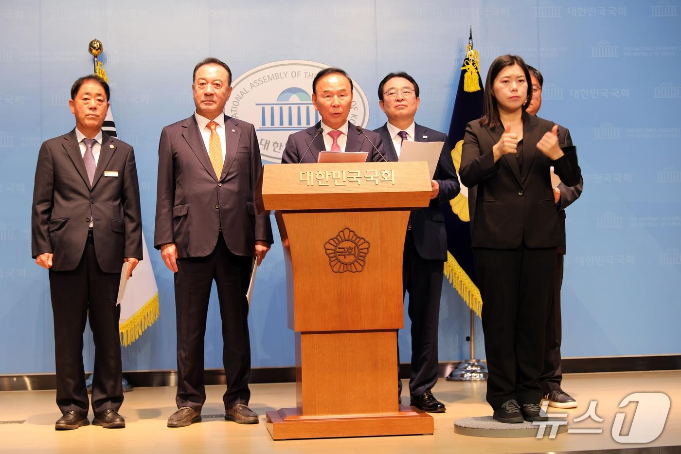 3일 오전 국회 국민의힘 박덕흠 의원(가운데)과 정 ·관계 인사들이 국회에서 기자회견을 열고 농어촌 기본소득 시범사업 대상지 배제에 따른 입장을 밝히고 있다.(국민의힘 충북도당 제공. 재판매 및 DB금지)