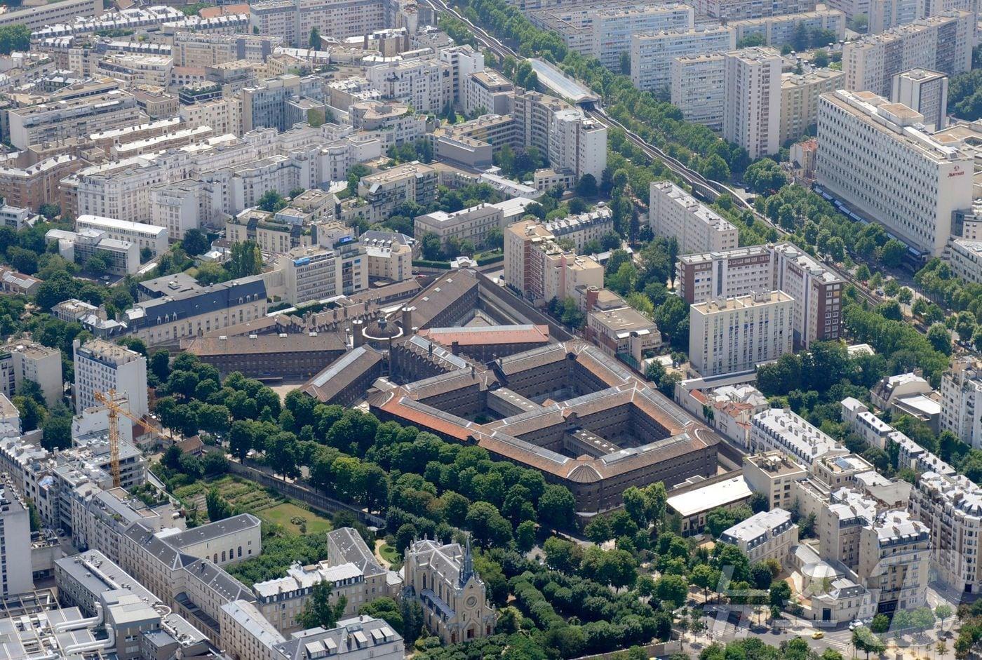 니콜라 사르코지 프랑스 전 대통령이 21일&#40;현지시간&#41; 복역을 시작한 프랑스 파리 라상테 교도소 전경 ⓒ AFP=뉴스1