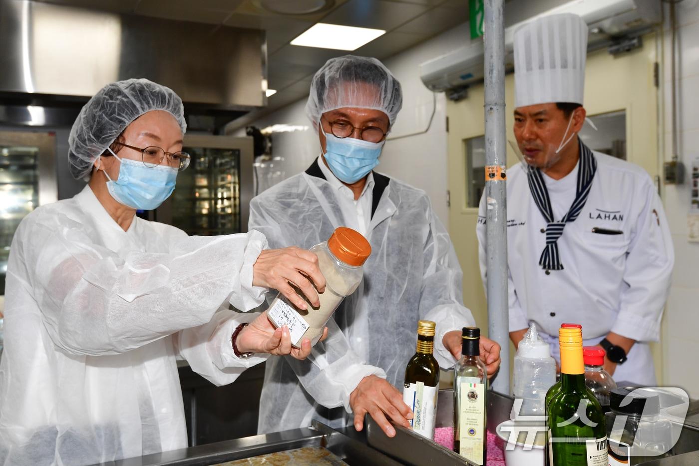 김민석 국무총리&#40;가운데&#41;가 23일 APEC 2025 정상회의 만찬장이 마련된 라한셀렉트 경주 조리실에서 오유경 식품의약품안전처장과 함께 조리에 사용되는 각종 식재료 등을 확인하고 있다. 2025.10.23/뉴스1 ⓒ News1 최창호 기자