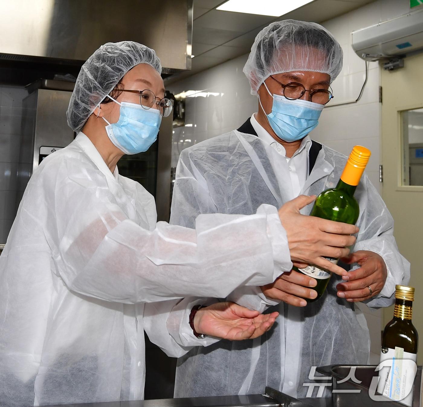 본문 이미지 - 김민석 국무총리가 23일 APEC 2025 정상회의 만찬장이 마련된 라한셀렉트 경주 조리실에서 오유경 식품의약품안전처장과 함께 조리에 사용되는 각종 식재료 등을 확인하고 있다. 2025.10.23/뉴스1 ⓒ News1 최창호 기자