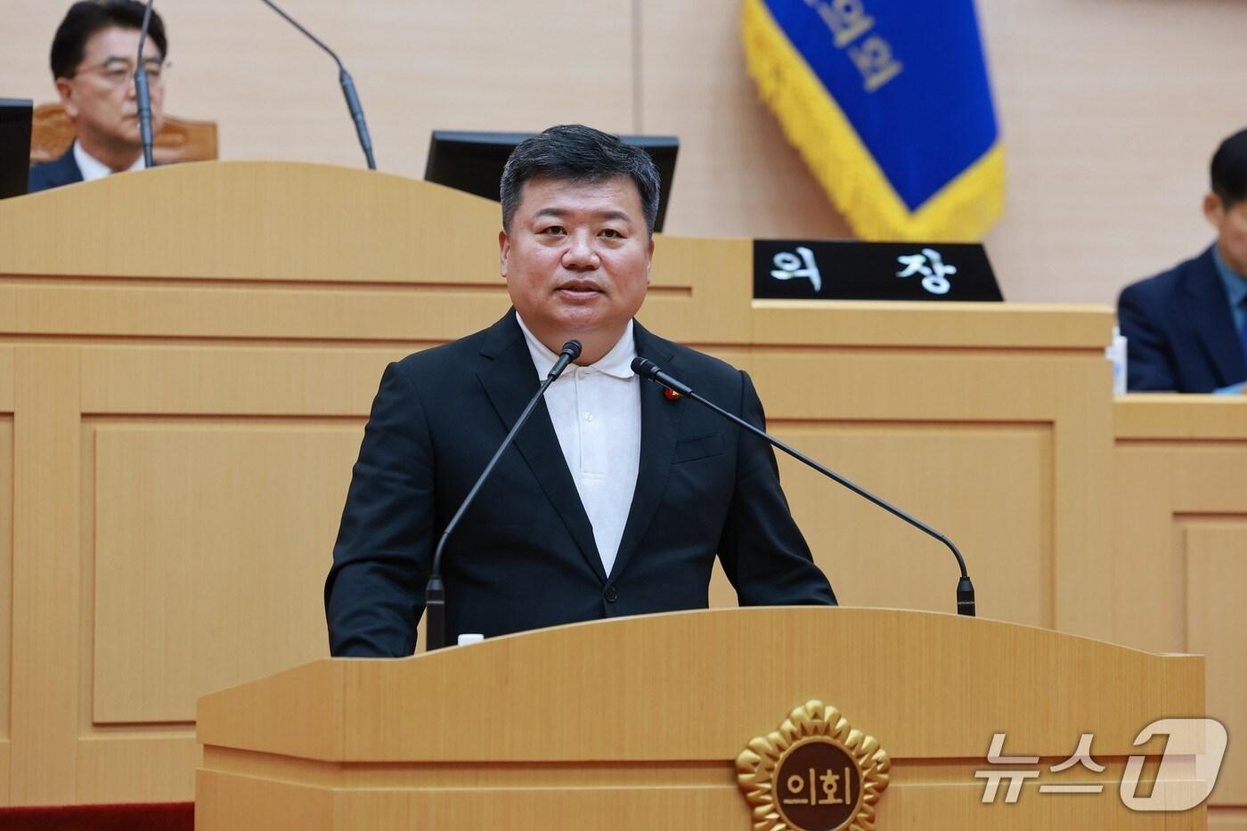 정영균 전남도의원이 조례안에 대한 본회의 심사보고를 하고 있다.&#40;전남도의회 제공, 재판매 및 DB금지&#41;/뉴스1 