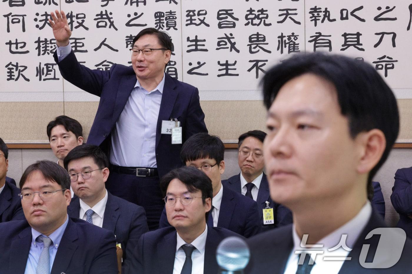 이화영 전 경기도 평화부지사&#40;왼쪽&#41;가 대북 송금 사건을 수사한 박상용 검사&#40;오른쪽&#41;의 답변 도중 발언권을 요청하고 있다. 2025.10.23/뉴스1 ⓒ News1 신웅수 기자