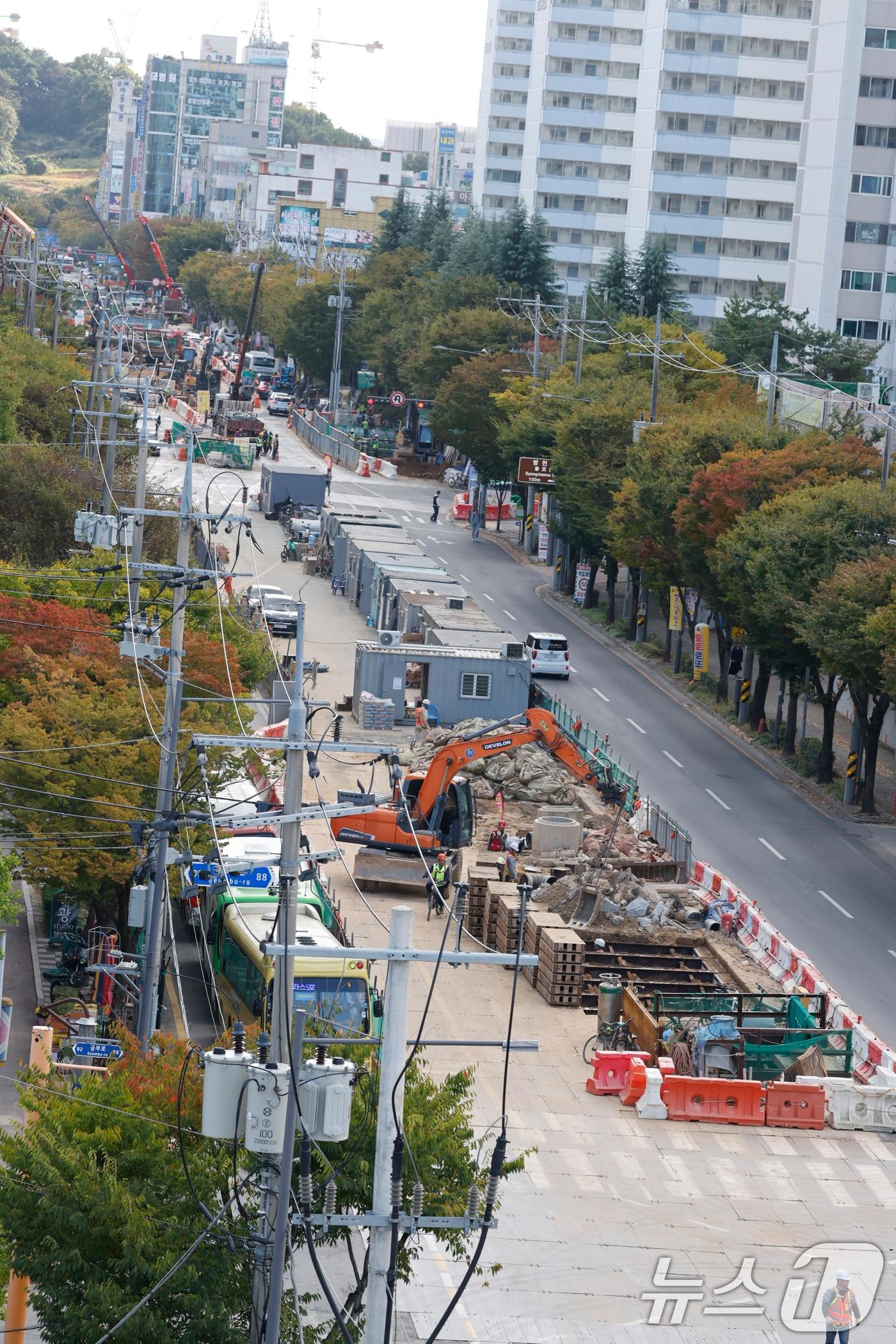 본문 이미지 - 23일 광주도시철도 2호선 1단계 구간인 운천저수지에서 금호지구 입구 사거리 구간 공사가 한창이다. 1단계 구간은 2026년 12월 개통 예정이다. 2025.10.23/뉴스1 ⓒ News1 김태성 기자