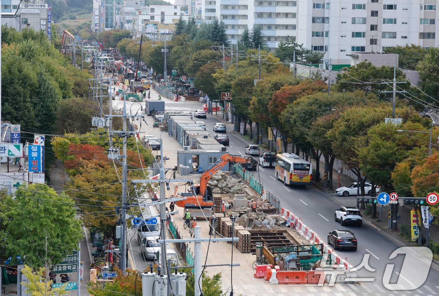 지난 10월 23일 광주도시철도 2호선 1단계 구간인 운천저수지에서 금호지구 입구 사거리 구간 공사가 한창이다. 1단계 구간은 2026년 12월 개통 예정이다. 2025.10.23/뉴스1 ⓒ News1 김태성 기자