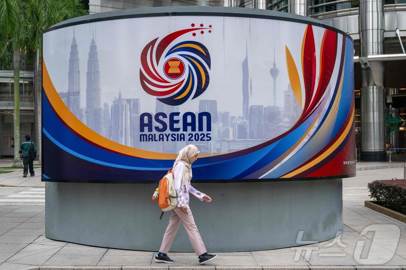 말레이시아 쿠알라룸푸르의 페트로나스 트윈타워 앞 아세안 로고의 모습 2025.10.23./뉴스1 ⓒ AFP=뉴스1 ⓒ News1 이창규 기자