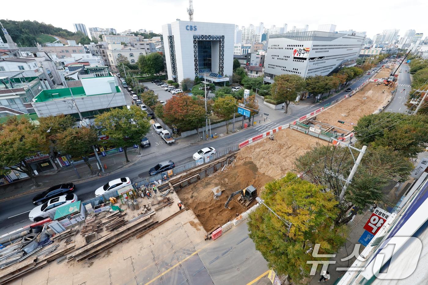 23일 광주도시철도 2호선 1단계 구간인 운천저수지에서 금호지구 입구 사거리 구간 공사가 한창이다. 1단계 구간은 2026년 12월 개통 예정이다. 2025.10.23/뉴스1 ⓒ News1 김태성 기자