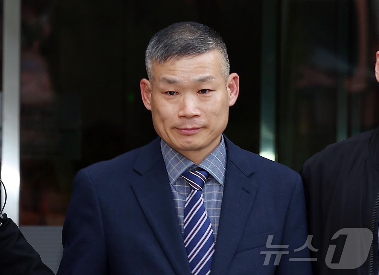 본문 이미지 - 채상병 순직 및 수사 외압·은폐 의혹의 핵심 피의자인 김동혁 전 국방부 검찰단장이 23일 오후 서초구 서울중앙지방법원에서 열린 구속 전 피의자 심문(영장실질심사)을 마친 뒤 법원을 나서고 있다. 2025.10.23 ⓒ 뉴스1 김진환 기자