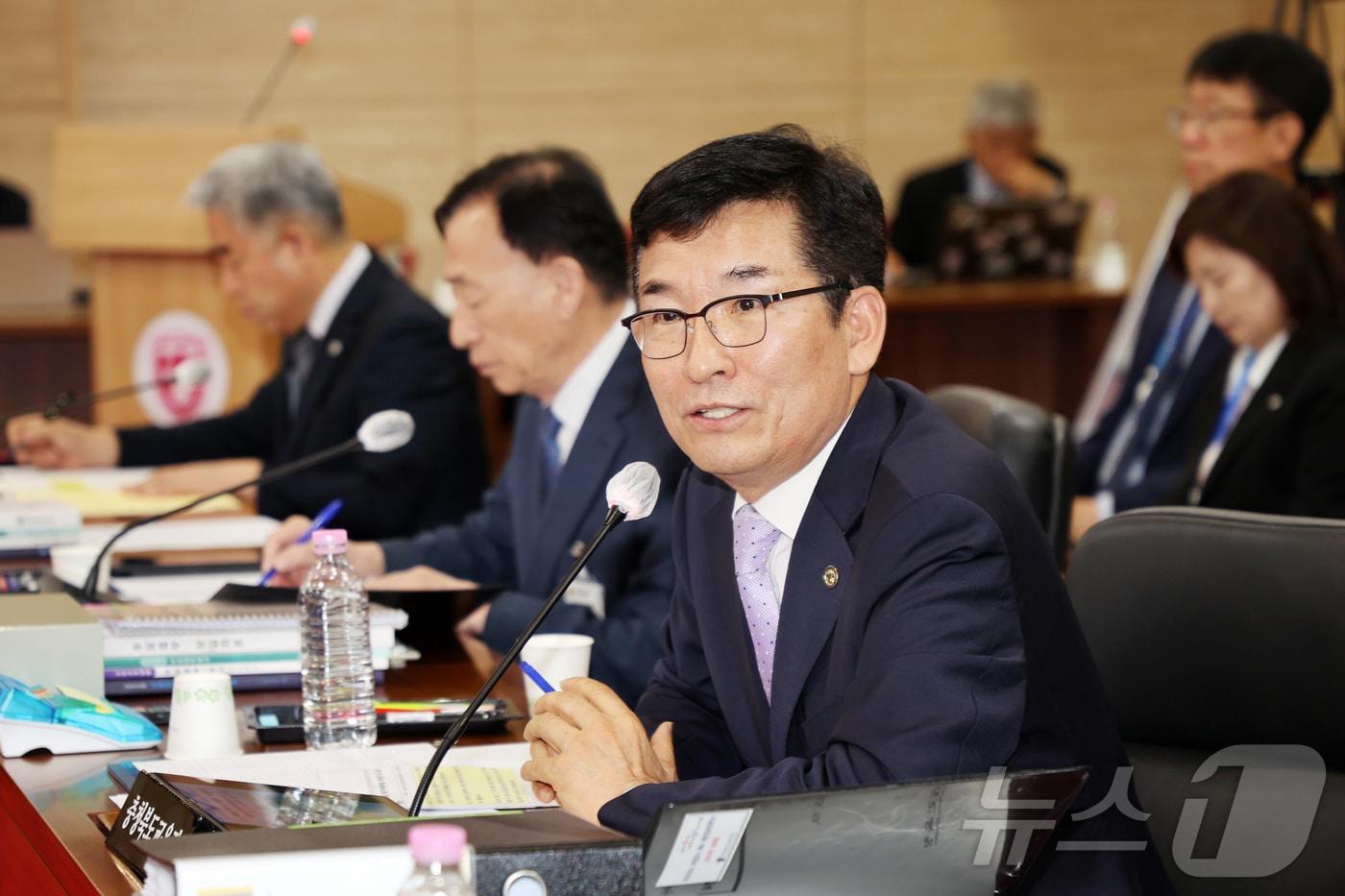 윤건영 충북교육감이 23일 오후 충북대학교 개신문화관에서 열린 국회 교육위원회 국정감사에서 답변하고 있다.&#40;충북교육청 제공. 재판매 및 DB금지&#41;/뉴스1 2025.10.23/뉴스1