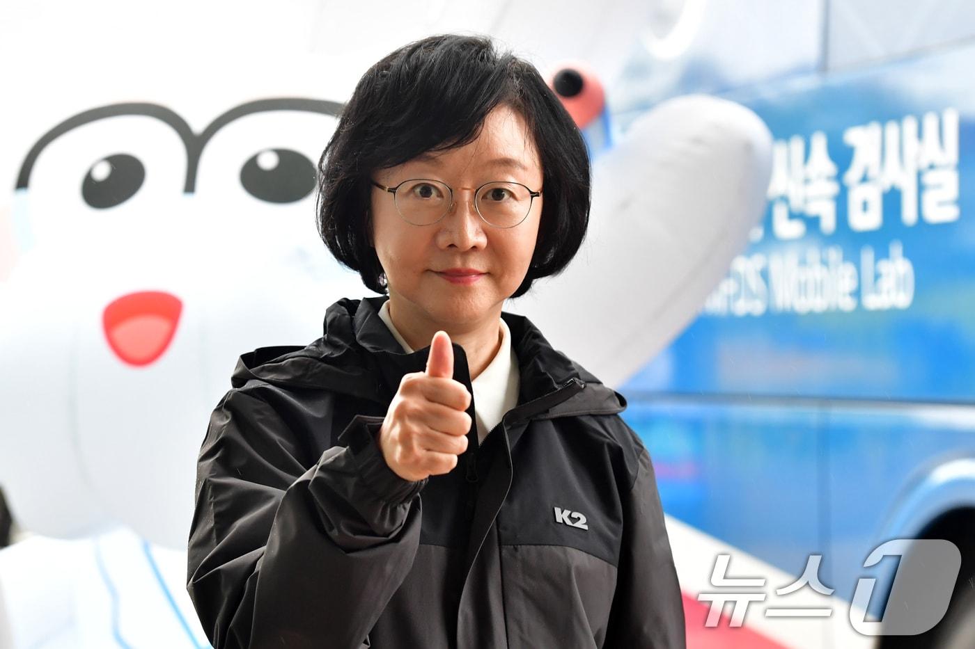 오유경 식품의약품안전처장이 APEC 2025 정상회의 만찬장이 마련된 라한셀렉트 경주에서 &#39;식약처 식중독 신속 검사 버스&#39;를 투입, 조리실 등에 대한 검사를 진행하고 있다. 오 처장은 &#34;APEC 기간 동안 단 한건의 식중독 사고가 발생하지 않도록 최선을 다하겠다＂고 말했다. 2025.10.23/뉴스1 ⓒ News1 최창호 기자