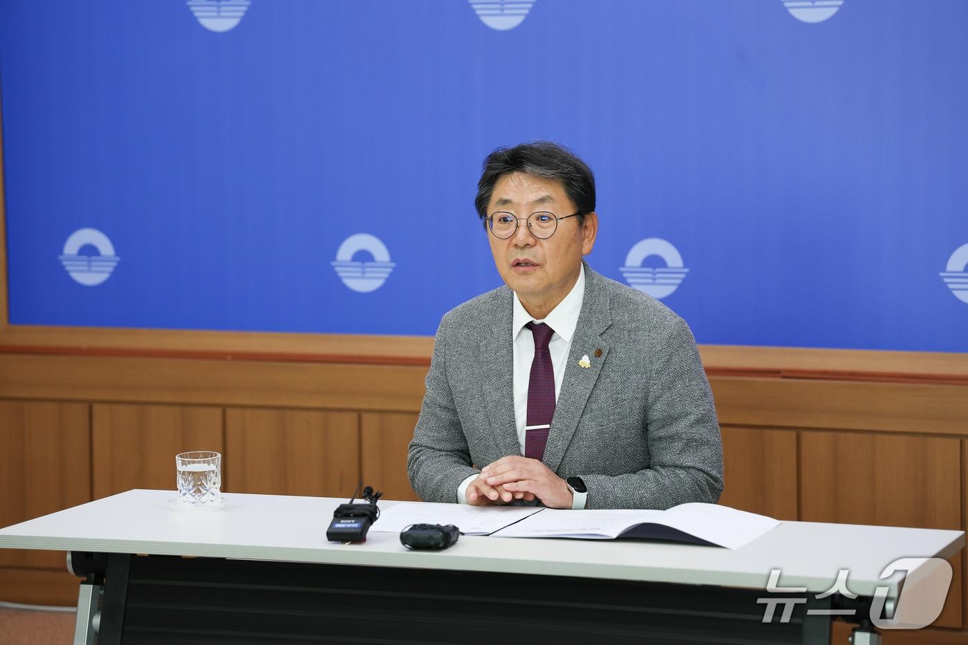 홍태용 김해시장이 23일 시청 프레스센터에서 기자 간담회를 열고 황사 폐사 사건에 대해 설명하고 있다.&#40;김해시 제공. 재판매 및 DB금지&#41;