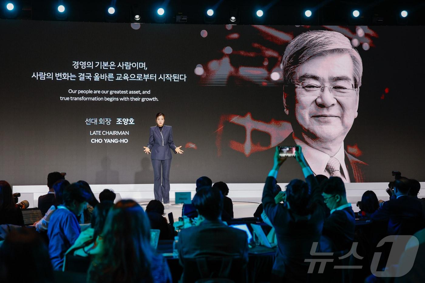 조현민 한진 사장이 23일 서울 용산구 그랜드하얏트호텔에서 열린 한진그룹 80주년 기념식 매체설명회에서 한진그룹 미래전략 및 새로운 CI에 대해 브리핑을 하고 있다. 2025.10.23/뉴스1 ⓒ News1 안은나 기자