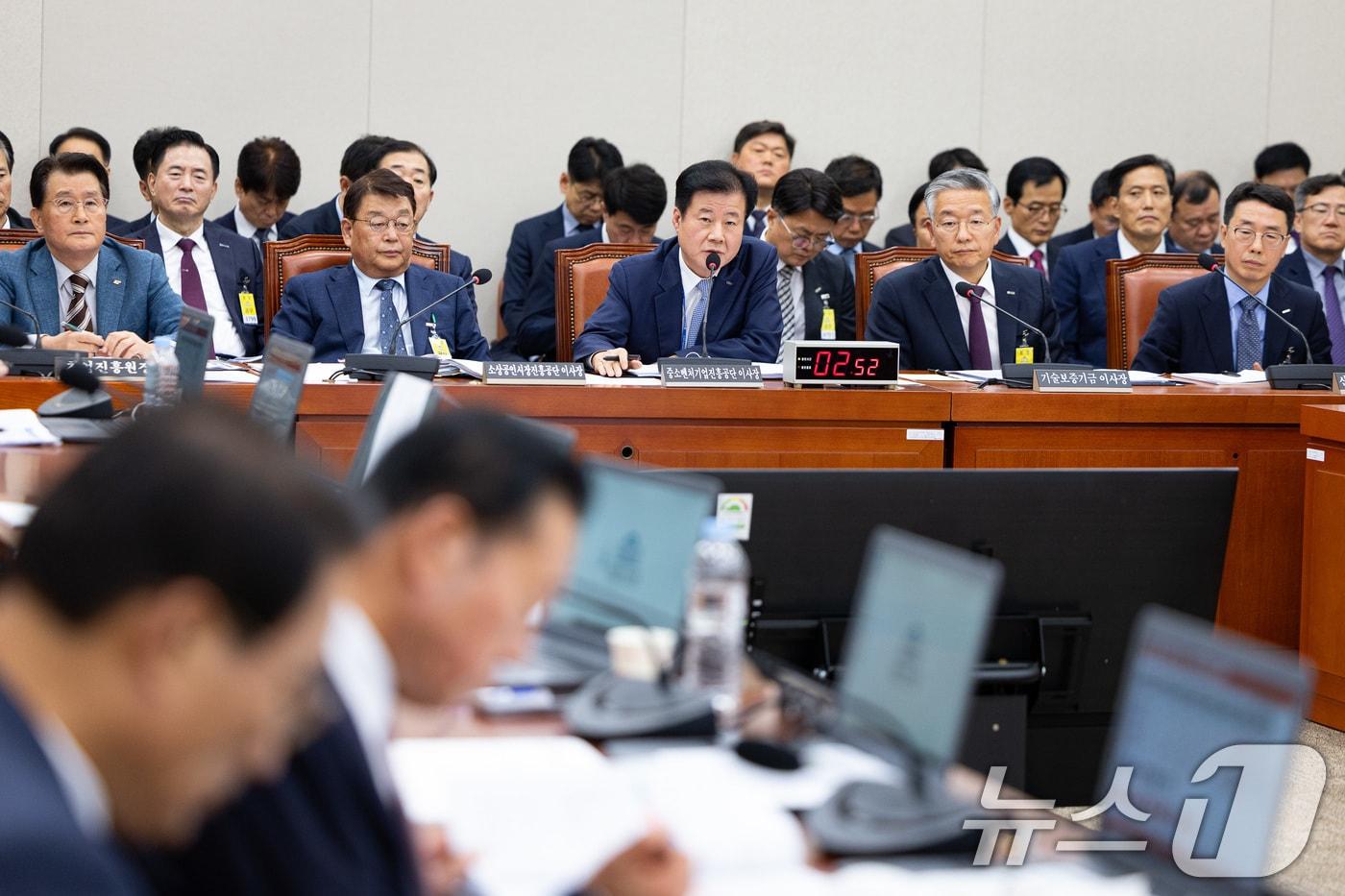 강석진 중소벤처기업진흥공단 이사장이 23일 서울 여의도 국회에서 열린 산업통상자원중소벤처기업위원회의 중소벤처기업진흥공단 등에 대한 국정감사에서 의원 질의에 답하고 있다. 2025.10.23/뉴스1 ⓒ News1 유승관 기자