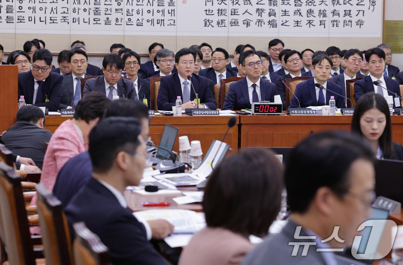 정진우 서울중앙지검장이 23일 서울 여의도 국회 법제사법위원회에서 열린 서울고등검찰청·서울중앙지방검찰청 등에 대한 국정감사에서 의원 질의에 답변하고 있다. 2025.10.23/뉴스1 ⓒ News1 신웅수 기자