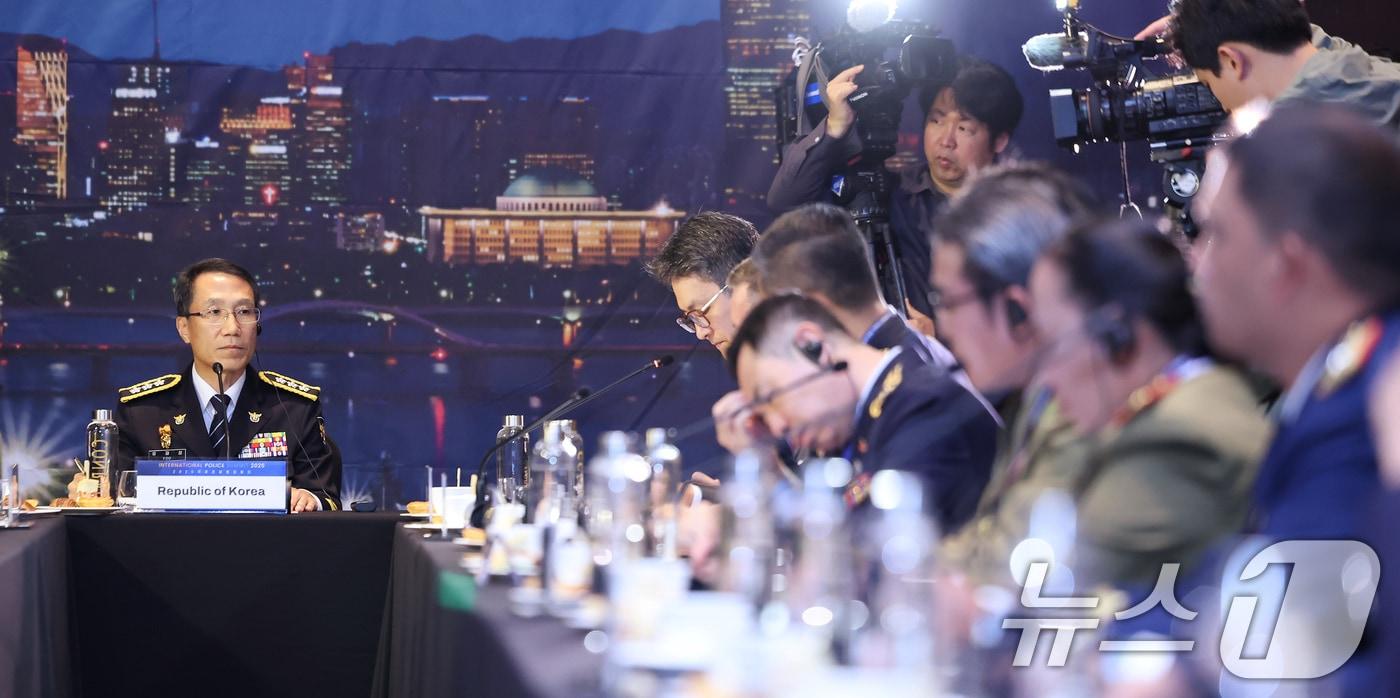 23일 오후 서울 여의도 콘래드 호텔에서 열린 국제공조협의체 발족식에서 유재성 경찰청장 직무대행과 인터폴, 아세아나폴 등 경찰 관계자들이 회의를 하고 있다. 2025.10.23/뉴스1 ⓒ News1 장수영 기자